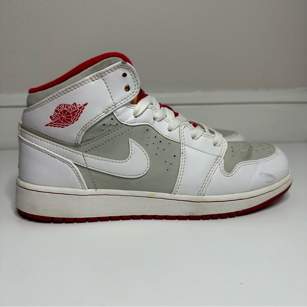 Air Jordan 1 mid ‘Hare Jordan’ GS Kids size 6Y, Women’s size 8